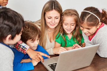 Schüler haben Spaß am Laptop PC