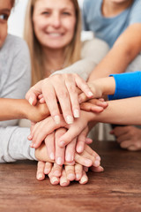 Gruppe Kinder stapelt Hände für Kooperation
