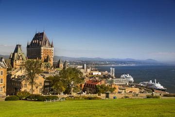 Naklejka premium Historyczne panoramę Starego Miasta w Quebec City w Kanadzie