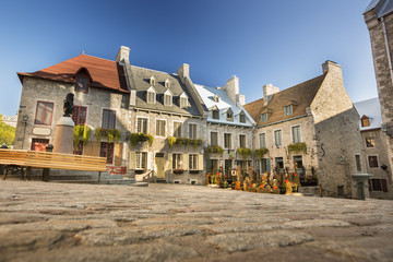 Obraz premium Brukowane kamienne drogi Place Royale na Starym Mieście w Quebec City w Kanadzie