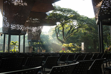 Evento al aire libre en Medellin Colombia. Evento corporativo o cultural realizado en un espacio abierto. Combinacion de la naturaleza y la arquitectura moderna © JulianSarmiento