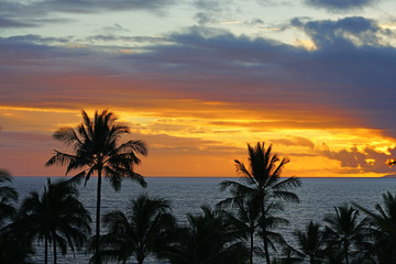 Obraz premium Colorful sunset over the beach in Wailea on the West Shore of the island of Maui in Hawaii