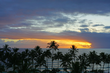 Obraz premium Colorful sunset over the beach in Wailea on the West Shore of the island of Maui in Hawaii