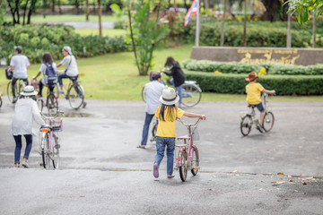 Obraz premium Bang Kachao: August 26, 2018, students, group activities at the park, Sri Nakhon Khuean Khan Park and Botanical Garden, Tambon Bang Kachao, Amphoe Phra Pradaeng, Samut Prakan, Thailand
