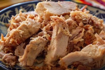 Carnitas de Puebla, con rábanos y limones 