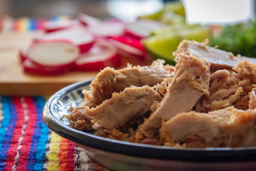 Carnitas de Puebla, con rábanos y limones 