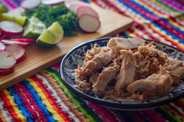 Carnitas de Puebla, con rábanos y limones 