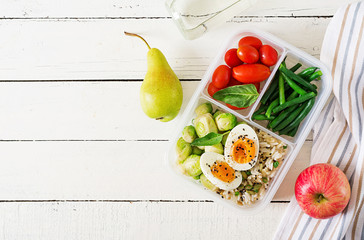 Vegetarische meal prep containers met eieren, spruitjes, sperziebonen en tomaat. Diner in lunchbox. Bovenaanzicht. plat leggen