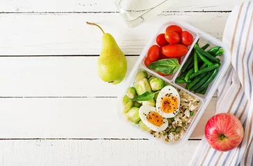 Fototapete Produktauswahl Vegetarische Mahlzeitenzubereitungsbehälter mit Eiern, Rosenkohl, grünen Bohnen und Tomaten. Abendessen in der Lunchbox. Ansicht von oben. Flach legen