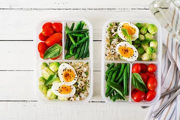 Schilderijen op glas Vegetarische meal prep containers met eieren, spruitjes, sperziebonen en tomaat. Diner in lunchbox. Bovenaanzicht. plat leggen © timolina