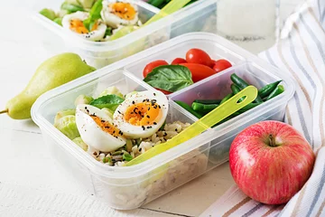 Fotobehang Vegetarische meal prep containers met eieren, spruitjes, sperziebonen en tomaat. Diner in lunchbox © timolina