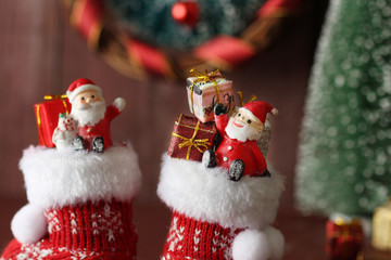 靴の上に乗ったクリスマスプレゼントとサンタクロース