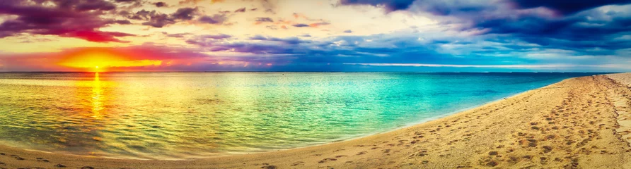 Selbstklebende Fototapete Strand und Meer Meerblick bei Sonnenuntergang. Erstaunliche Landschaft. Wunderschönes Strandpanorama