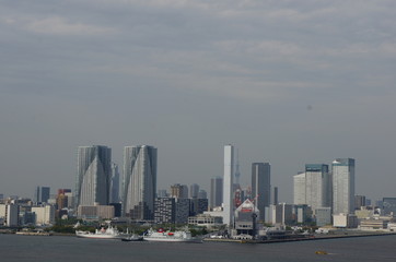 Fototapeta premium Tokio Skyline von der Rainbow Bridge aus 