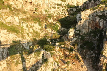 Restaurante clavado en una roca frente al mar