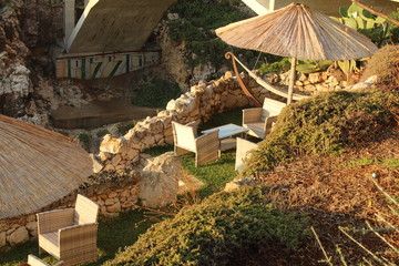 Restaurante clavado en una roca frente al mar