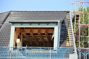 Dachaufstockung an einem Wohnhaus