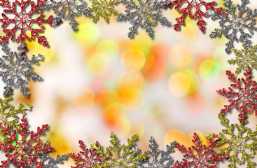 красивая иллюстрация разноцветных снежинок на блестящем фоне        