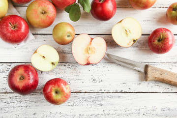 Äpfel Tisch Holztisch Overhead Anschnitt Spalten Stücke Freiraum verschiedene Sorten