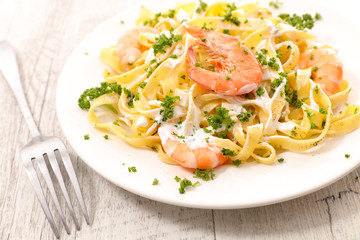 tagliatelle with shrimp and sauce