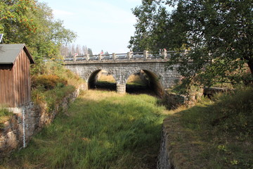 Steinbrücke mit ausgetrocknetem Bachlauf am Oderteich Harz