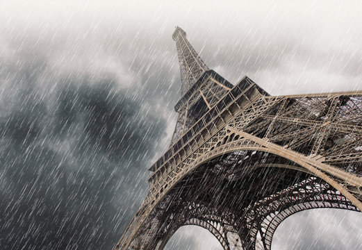 Fototapeta Dramatyczne niebo podczas ulewnego deszczu i Wieży Eiffla w Paryżu