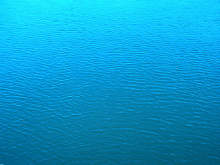 水面の青いグラデーション