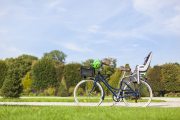 Obraz premium Fahrrad mit Kindersitz im Natur. Bicycle with children's bicycle seat in park.