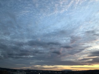 うろこ雲と夕方に沈みゆく街