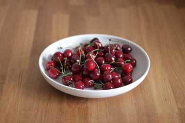 recette plat cerise rouge fruit table bois