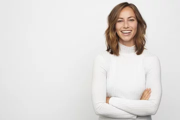 Fotobehang portret van jonge gelukkige vrouw kijkt in de camera © Martin Villadsen