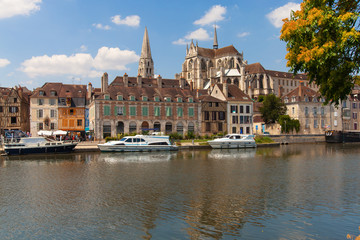 Fototapeta na wymiar Auxerre, balade le long l'Yonne et centre ville