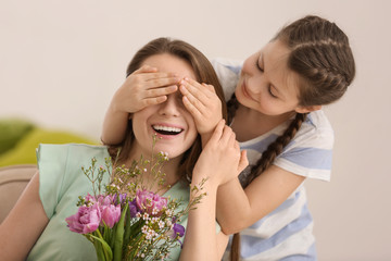 Obraz na płótnie Canvas Cute little girl greeting mother at home