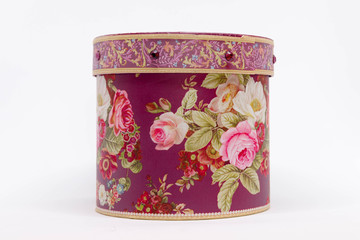 Ozdobne pudełko z różami na białym tle © Michal45