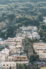 Naklejka premium Wybrzeże Positano, Amalfi we Włoszech. Panorama wieczornego miasta i ulic ze sklepami i kawiarniami. Domy nad morzem i plażą. Starożytna architektura i świątynie