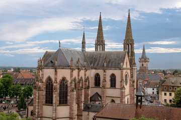 Fototapeta na wymiar Obernai. Vue arrière de l'église saints Pierre et Paul, Alsace, Bas Rhin. Grand Est