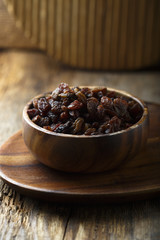 Raisins in the wooden bowl