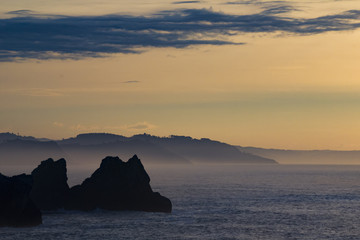 Atardecer mar y acantilados