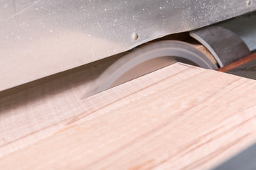 Holz wird an einer Kreissäge in der Schreinerei gesägt