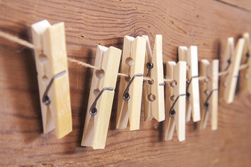 ahşap arka planda mandallar