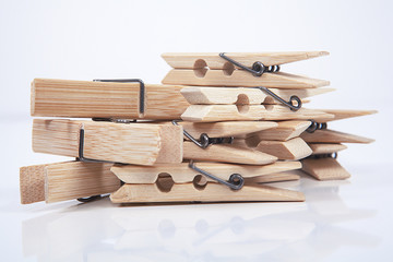 beyaz arka planda mandallar