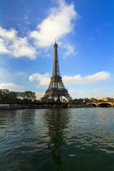 Fototapeta na wymiar Beautiful view of the Eiffel tower at the river Seine in Paris, France 