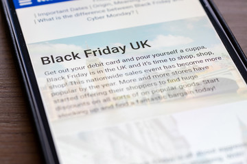 Obraz premium Black Friday UK text message on smartphone screen closeup