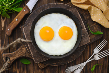 Eggs of two eggs in a frying pan