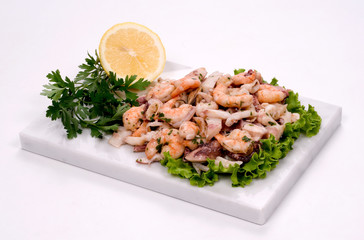Insalata di mare su insalata con limone