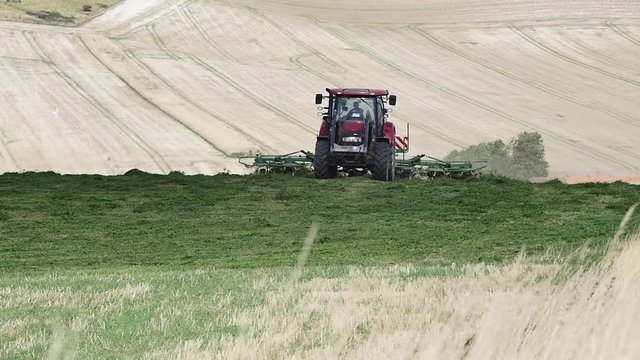 agriculteur retournant le foin