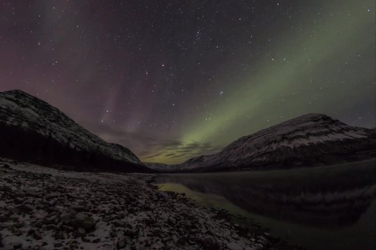 Яркое северное сияние над плато Путорана, озеро Собачье.