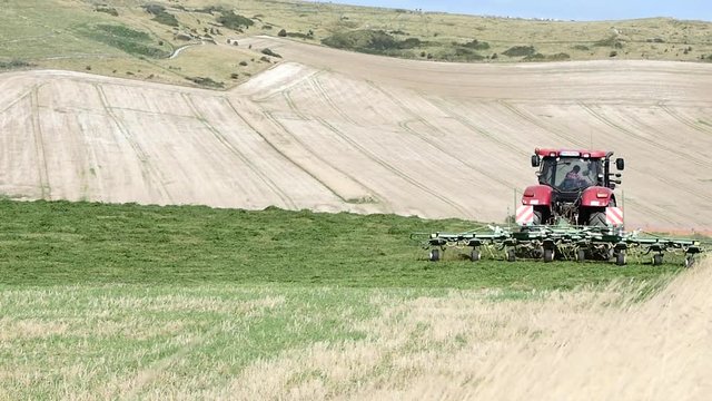 agriculteur retournant le foin