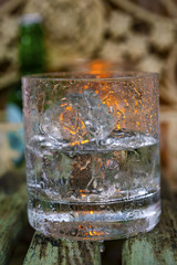 Glas, Glas mit Eiswürfeln, Glas mit Eiswürfeln und Wassertropfen