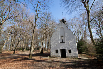 Eine kleine Kapelle im Wald bei Sonnenschein im Herbst, fotografiert in Viersen-Süchteln, Deutschland